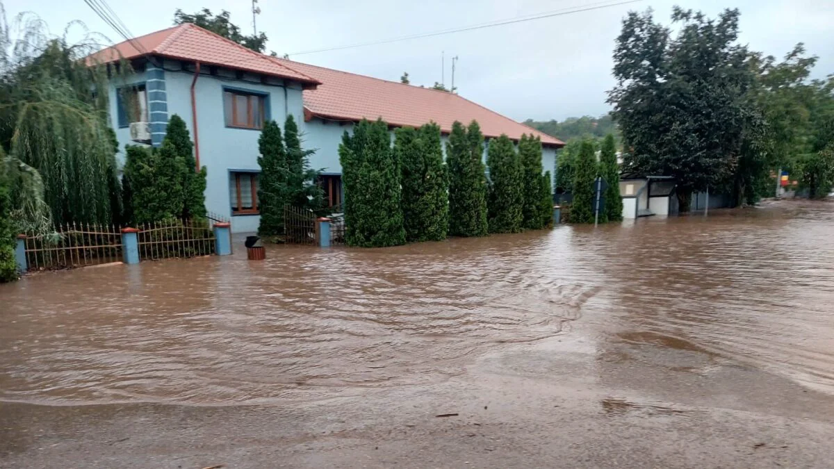 Viiturile pun stăpânire pe România.  O autostradă ar putea fi inundată