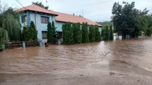 Viiturile pun stăpânire pe România.  O autostradă ar putea fi inundată