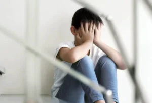 Profesoară, judecată pentru purtare abuzivă. A bătut un elev de 7 ani. Copilul a lovit-o cu palma peste fund