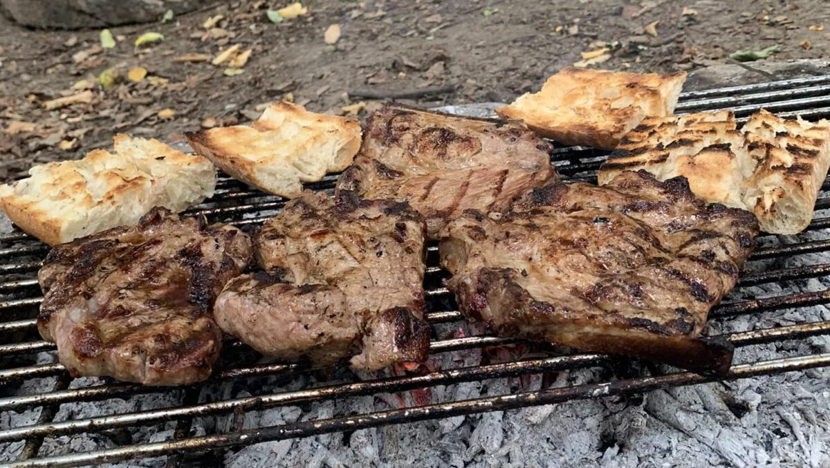 Câtă carne ar trebui să mâncăm într-o săptămână. Nutriționistul: Proteinele obosesc ficatul și rinichii