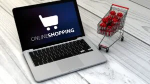 Comenzile online, tot mai nesigure. Mulți români rămân blocați când deschid coletul
