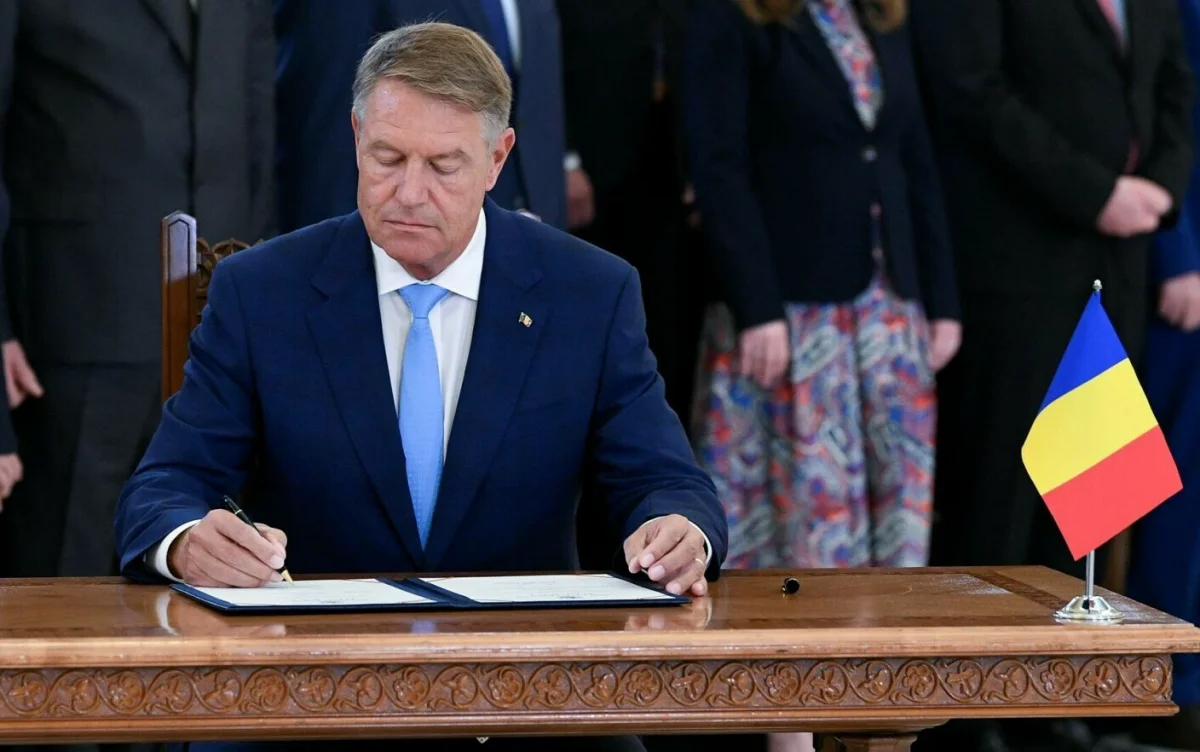 Iohannis a semnat. Absolvenții români din străinătate pot să profeseze fără restricții în România