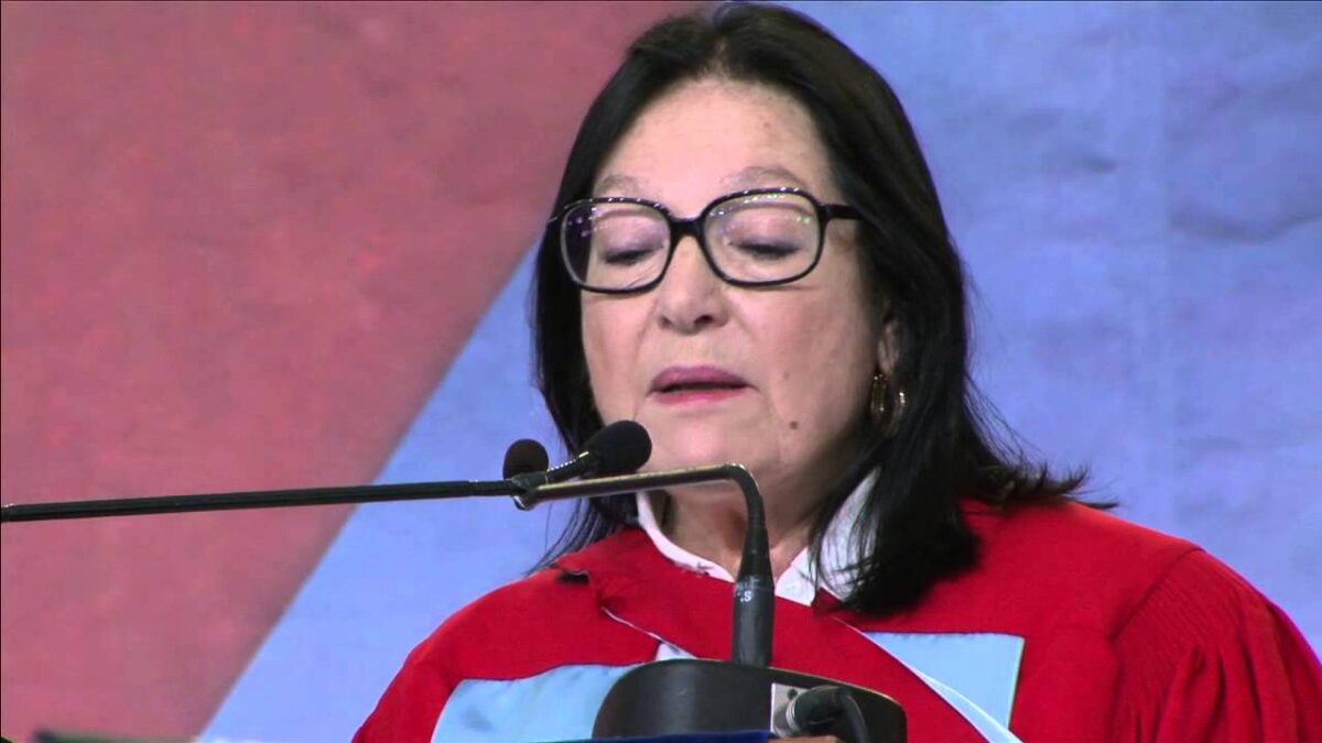 Nana Mouskouri, la 90 de ani. Fascinanta poveste a artistei care cânta în șase limbi