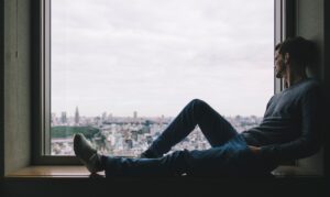 Singurătate pe viață: Un studiu dezvăluie impactul asupra satisfacției și personalității