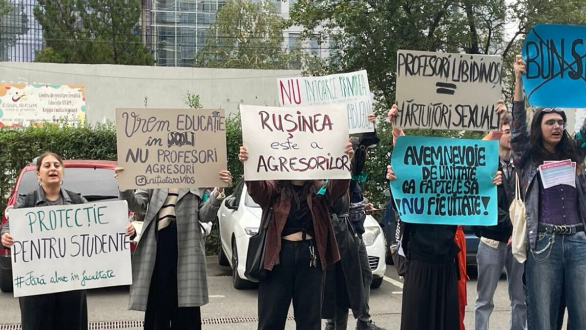 Protest la SNSPA, la deschiderea anului universitar. Studentele au ieșit în stradă