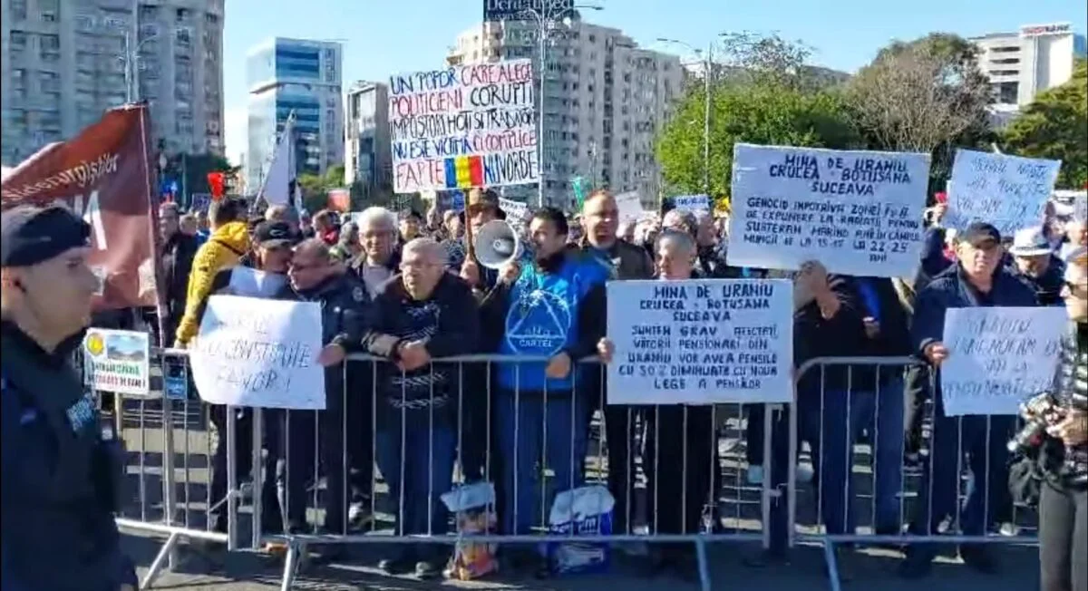 Scăderea pensiilor i-a înfuriat. Minerii sunt în Piața Victoriei