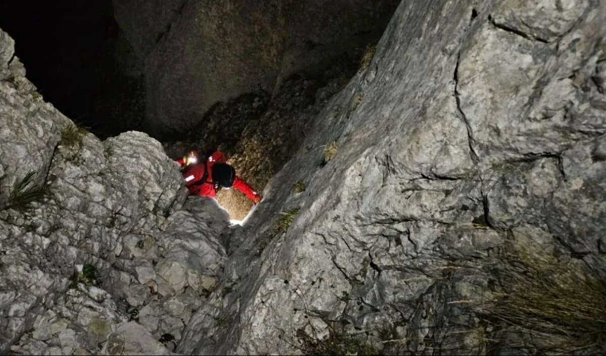 Turiști rătăciți în Piatra Craiului, salvați după 12 ore. Misiune riscantă a salvamontiștilor