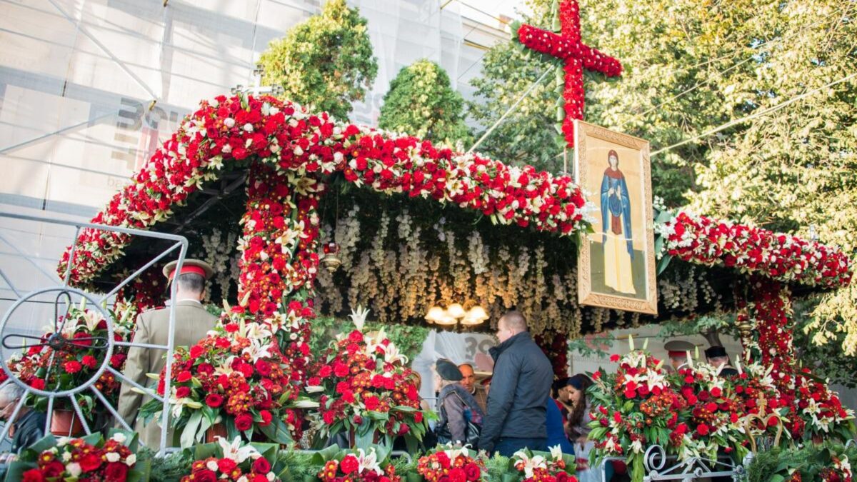 Agențiile de turism organizează excursii de o zi la Iași. Cât te costă să mergi în pelerinaj la Cuvioasa Parascheva