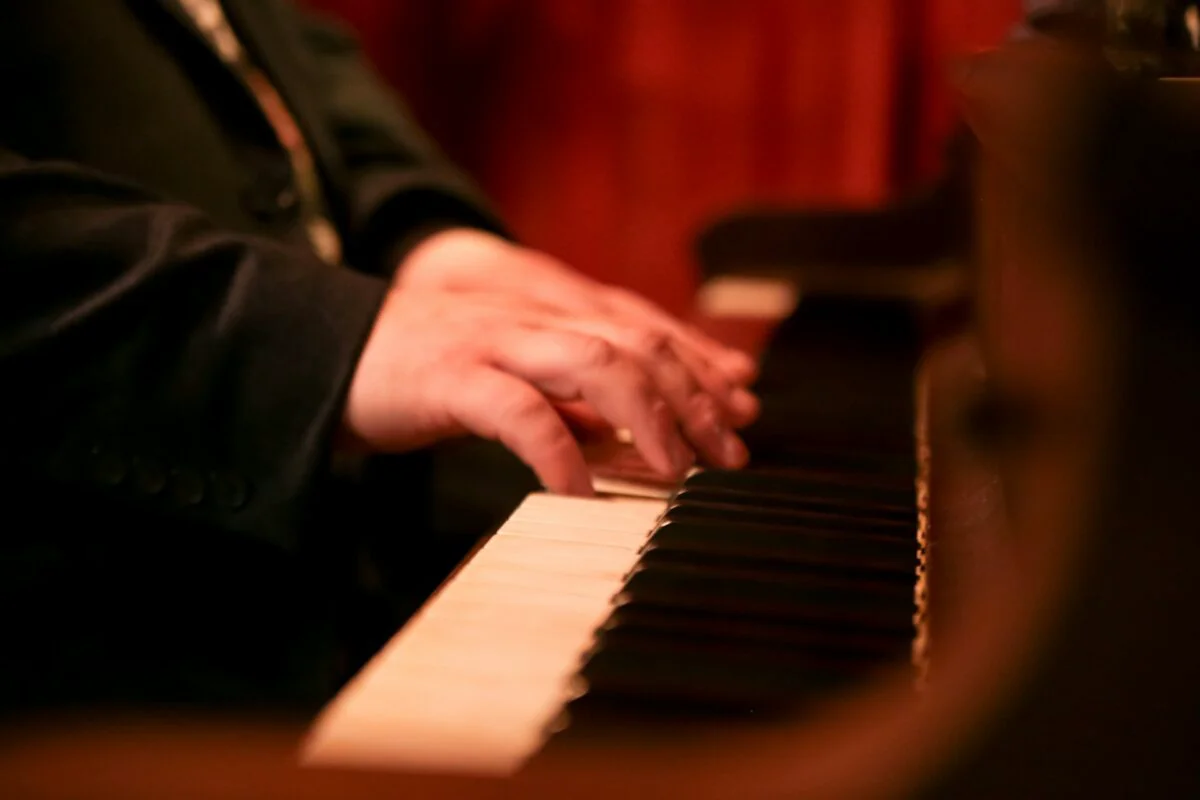 Record mondial stabilit de un pianist român: 500 de bătăi pe o clapă în 30 de secunde