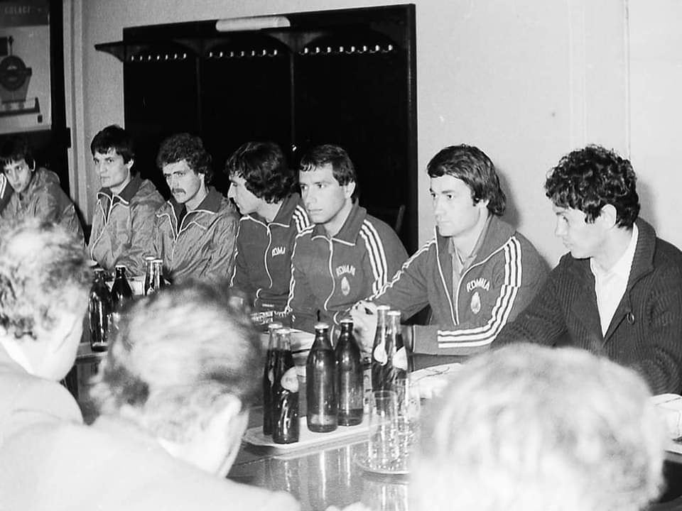 Mircea Lucescu și jucătorii echipei României, în primăvara lui 1982, vizitând Combinatul Siderurgic de la Hunedoara, înaintea meciului România - Cipru 3-1. Foto: Aurel Herlea