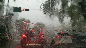 Vremea în ziua votului, în București. Frig, cer întunecat și vânt