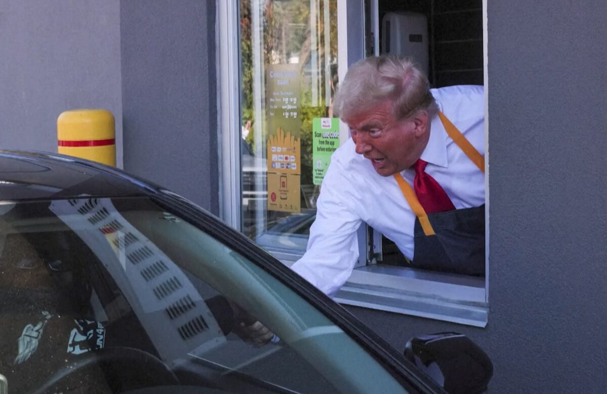 În goana după voturi, Trump s-a oprit la McDonald’s. A ținut o conferință la fereastra drive-thru