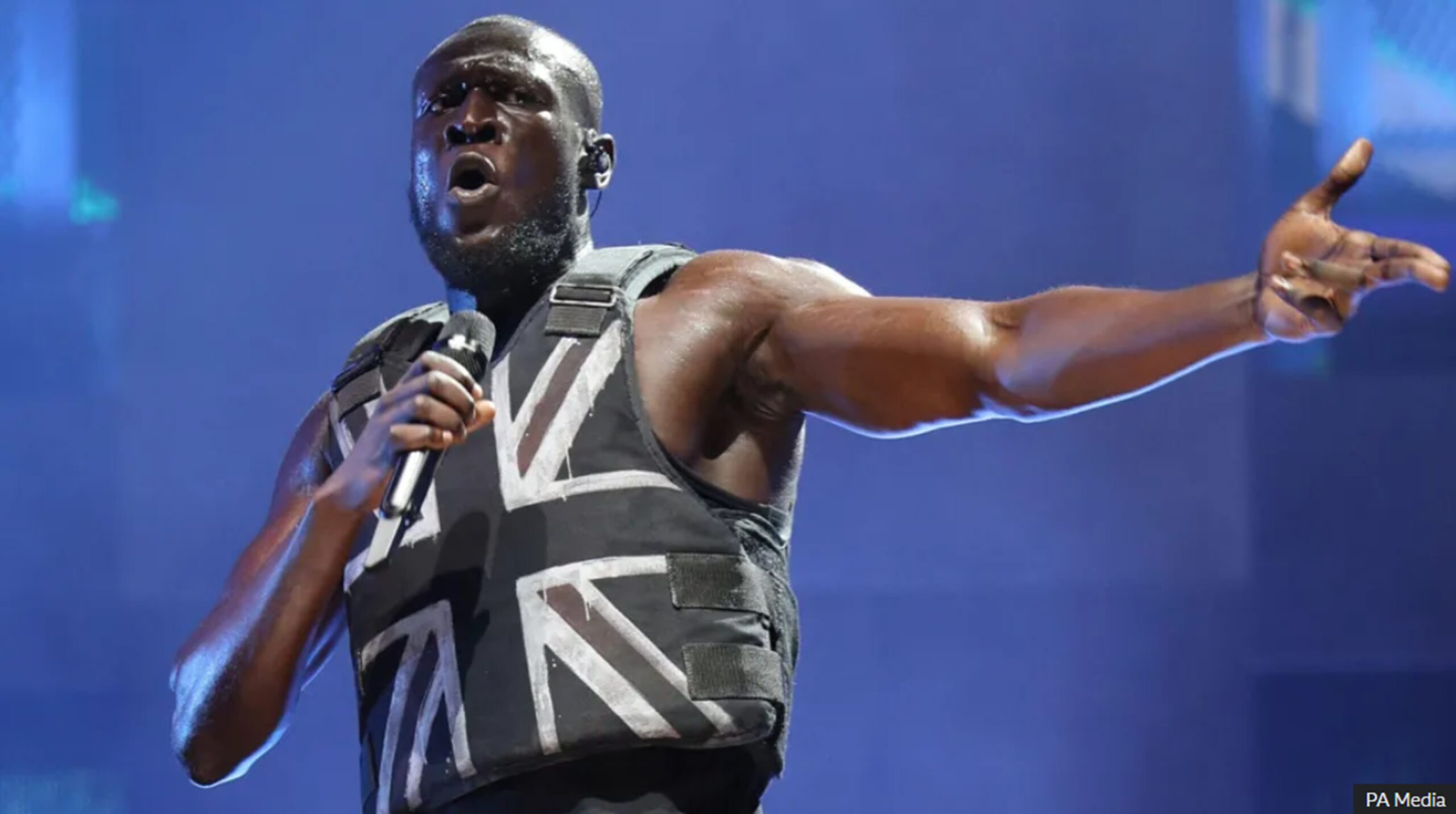 Rapperul britanic Stormzy a făcut vesta celebră la un concert