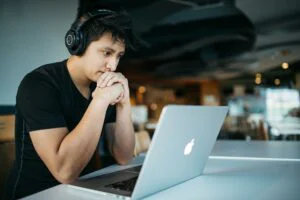 Greșelile care îți distrug laptopul. Ce poți să faci ca să-l ai mult timp
