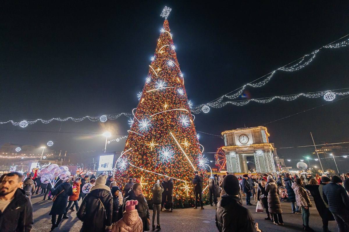 Târgul de Crăciun în Chișinău va fi inaugurat pe 1 decembrie. Primele imagini de la instalarea pomului în PMAN