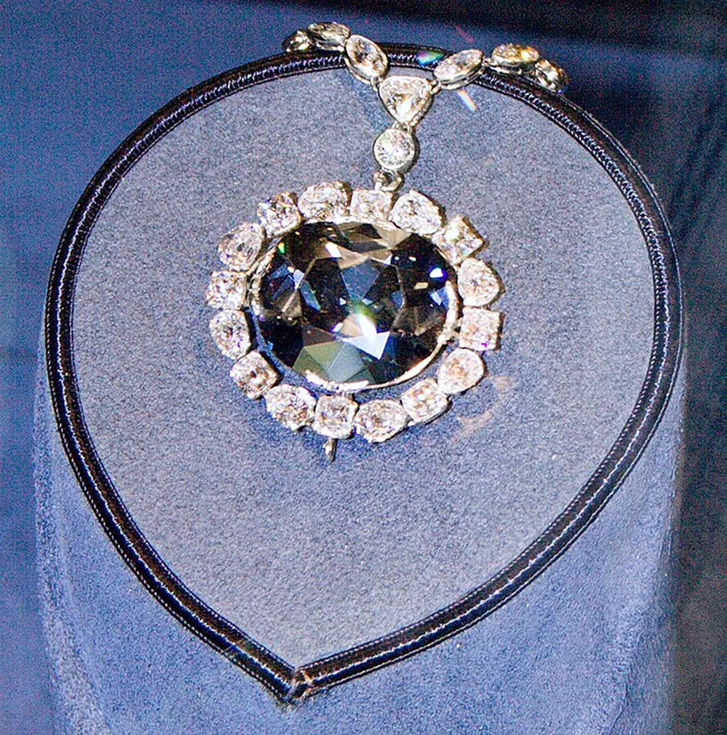 Hope Diamond, cea mai scumpă bijuterie din lume