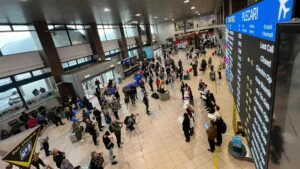 Mâncarea vândută în Aeroportul Otopeni, la control. Piedone a arătat cum sunt înșelați călătorii. Foto