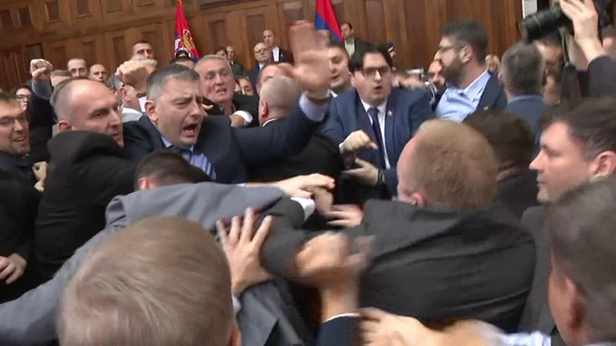 Bătaie ca în filme în Parlamentul Serbiei. Politicienii nu s-au mai putut controla