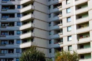 Aberații pe piața imobiliară. Unde poți cumpăra locuințe la prețuri infime