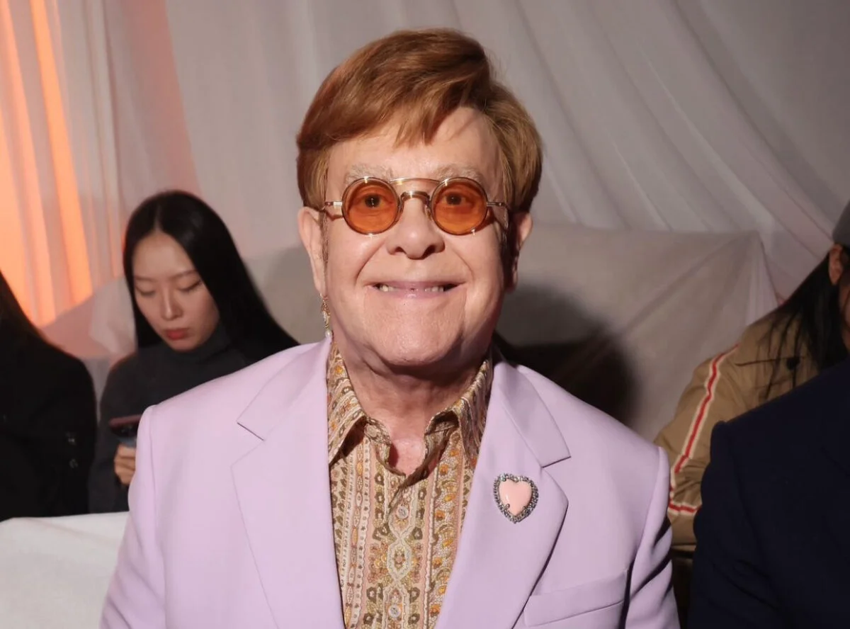 Boala îl împiedică pe Elton John să își lanseze albumul. Vederea i-a fost grav afectată