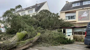 Meteorologii aduc vești proaste: revin furtunile. Zonele în care temperaturile vor scădea surprinzător