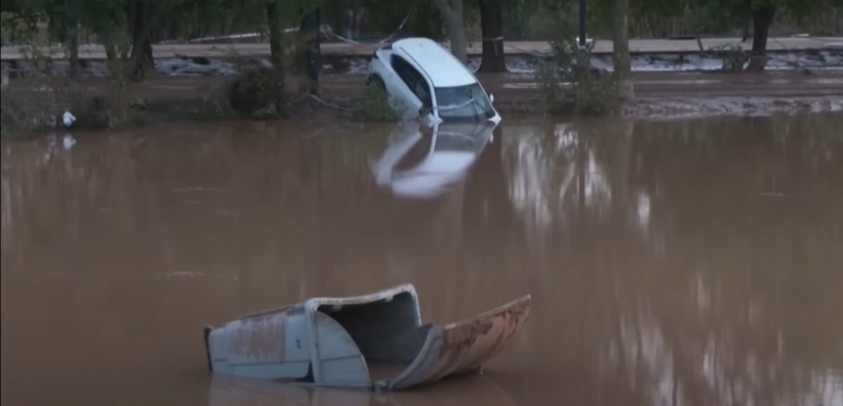 Despăgubire record în România. Suma uriașă plătită de asigurări pentru o mașină distrusă de inundații