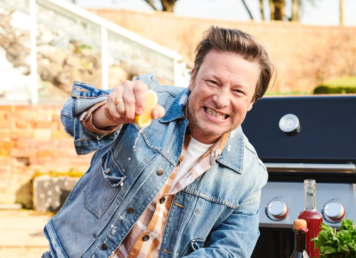 Jamie Oliver retrage o carte de pe piață. I se aduc acuzații grave