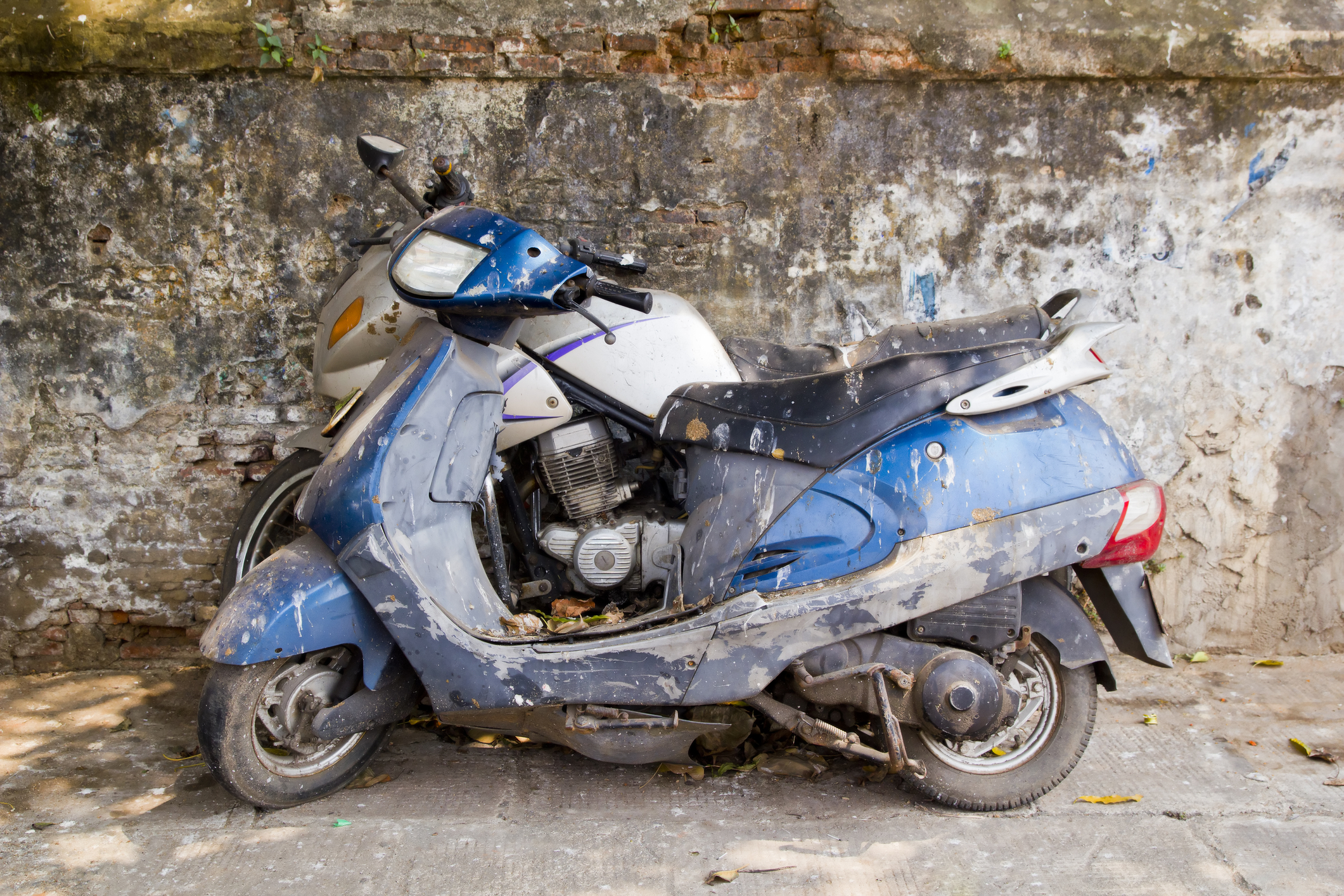 Motocicletă veche abandonate