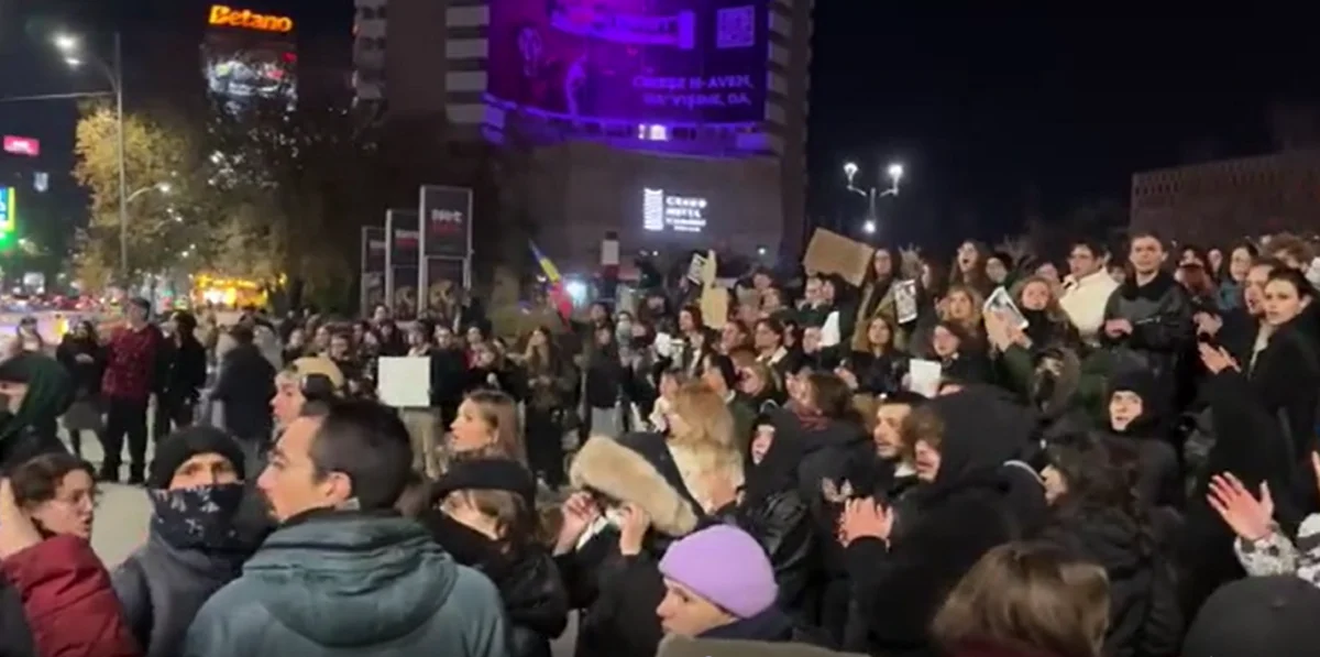 Protest în fața Teatrului Național din București. Studenții: Călin Georgescu, noul Antonescu!