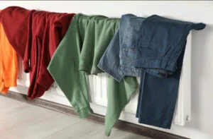 Cum usuci hainele dacă afară plouă. Trucuri simple care ușurează munca gospodinelor. Video