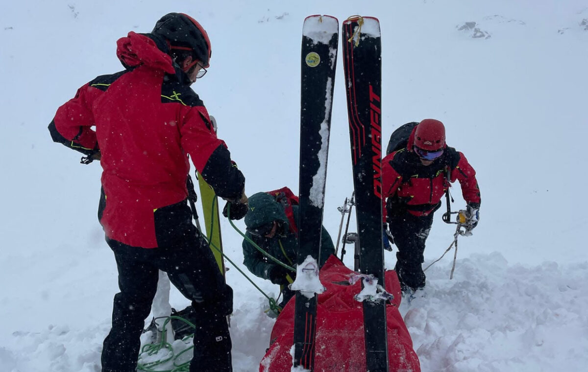 Intervenție contracronometru în Munții Făgăraș. Doi turiști au fost surprinși de avalanșă