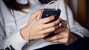 Primești bani dacă telefonul tău te spionează. Cum poți depune o cerere