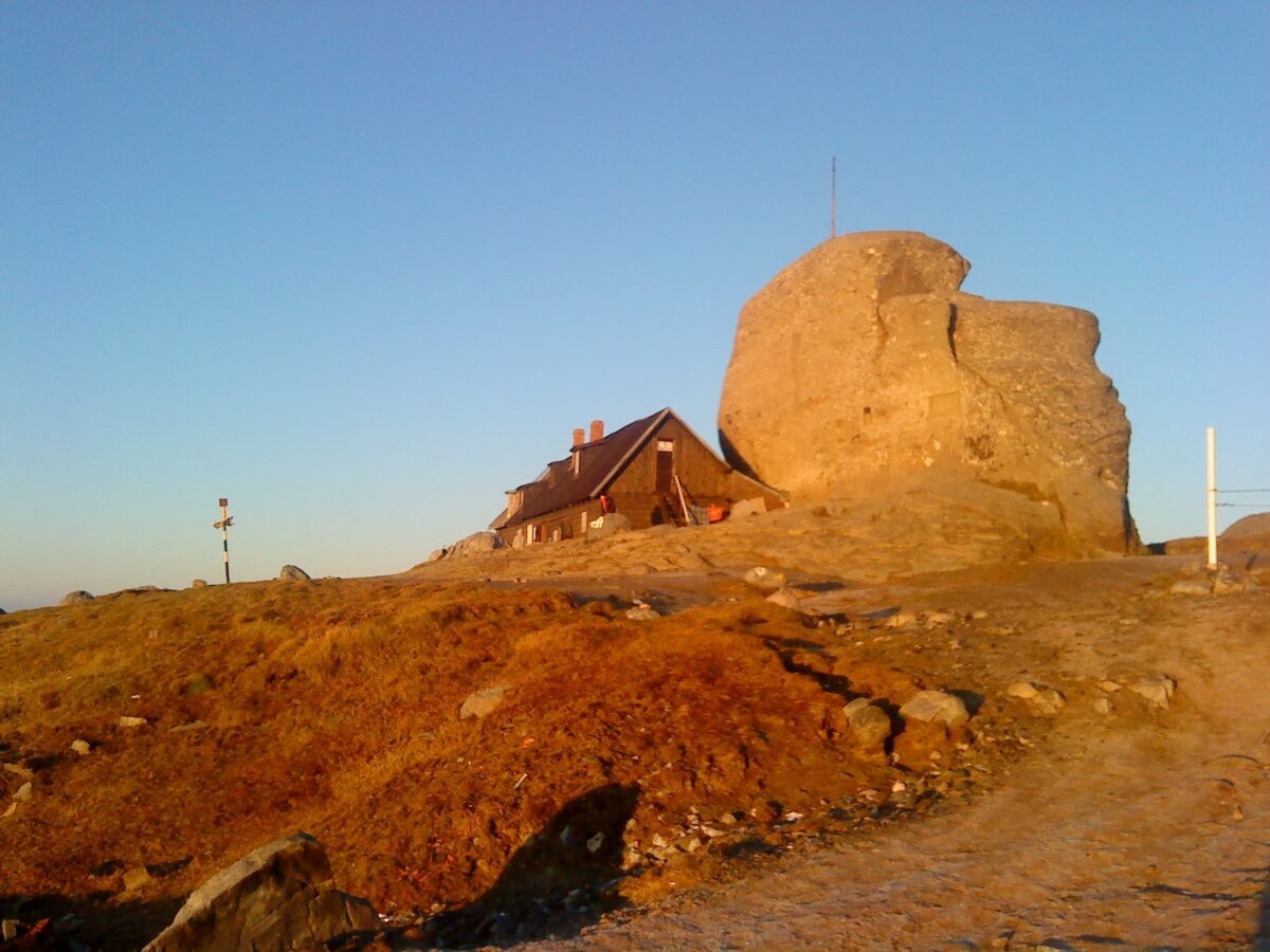 Misterul templelor solare din Bucegi. Ce se întâmplă pe vârful Omu la 21 noiembrie