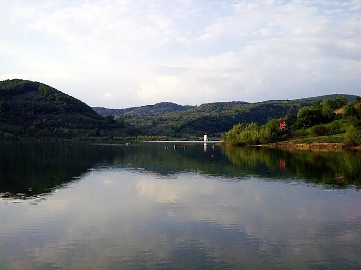 Lacul Bezid și povestea satului scufundat din inima Transilvaniei