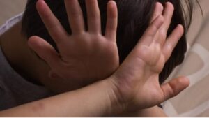 Abuz și violență în familie. Adolescenții cer ajutor prin Telefonul Copilului. Statistici
