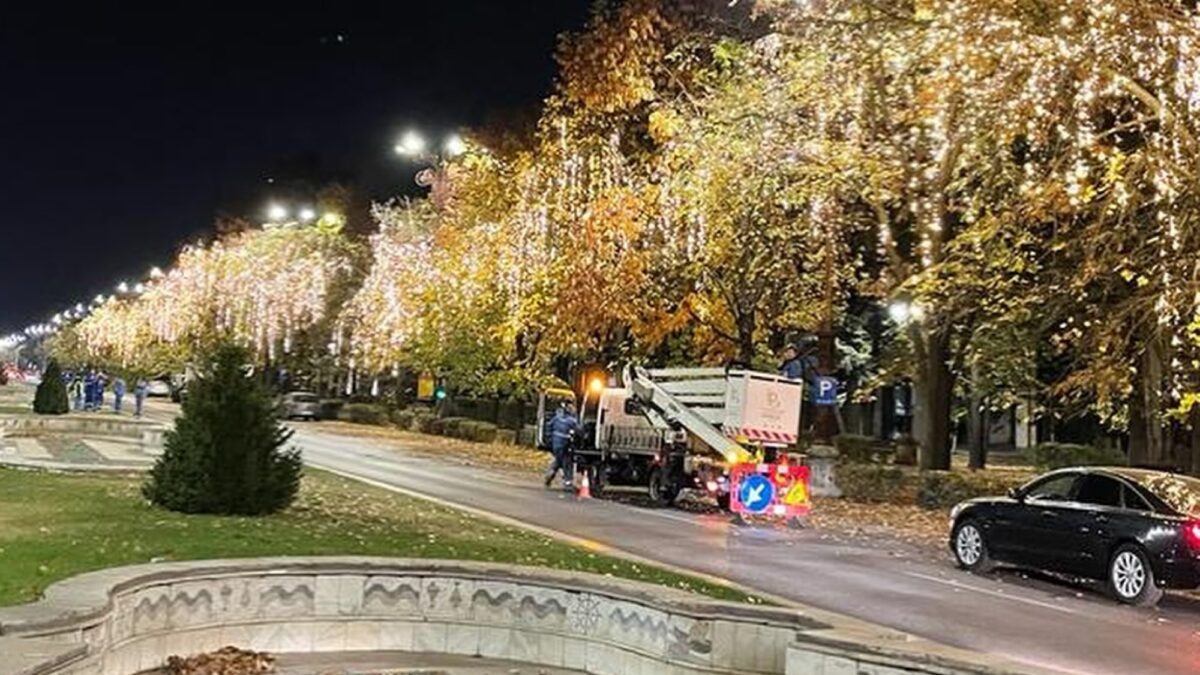 Bucureștiul se pregătește pentru sezonul sărbătorilor. Decorațiile se întind pe sute de kilometri