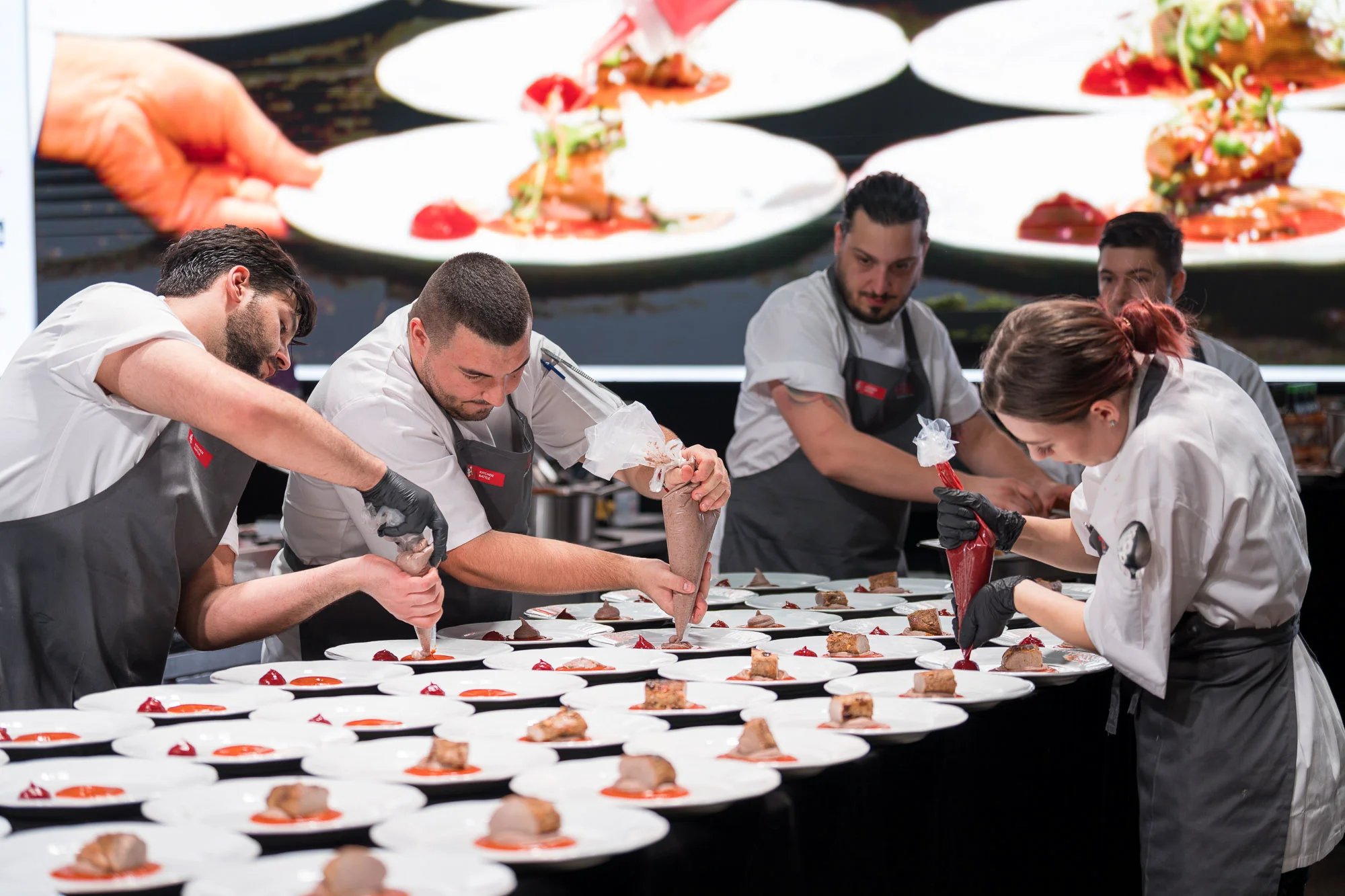 Imagini de la prima ediție a evenimentului cu scop caritabil "Kitchen Battle". 