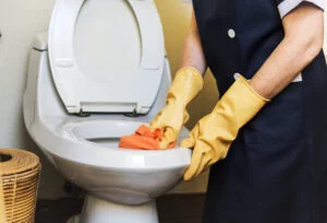 Trucul neașteptat cu sare. De ce ar trebui să o pui în toaletă noaptea