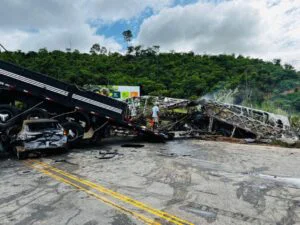 Accident grav între un autobuz și un camion. Cel puțin 37 de persoane au murit