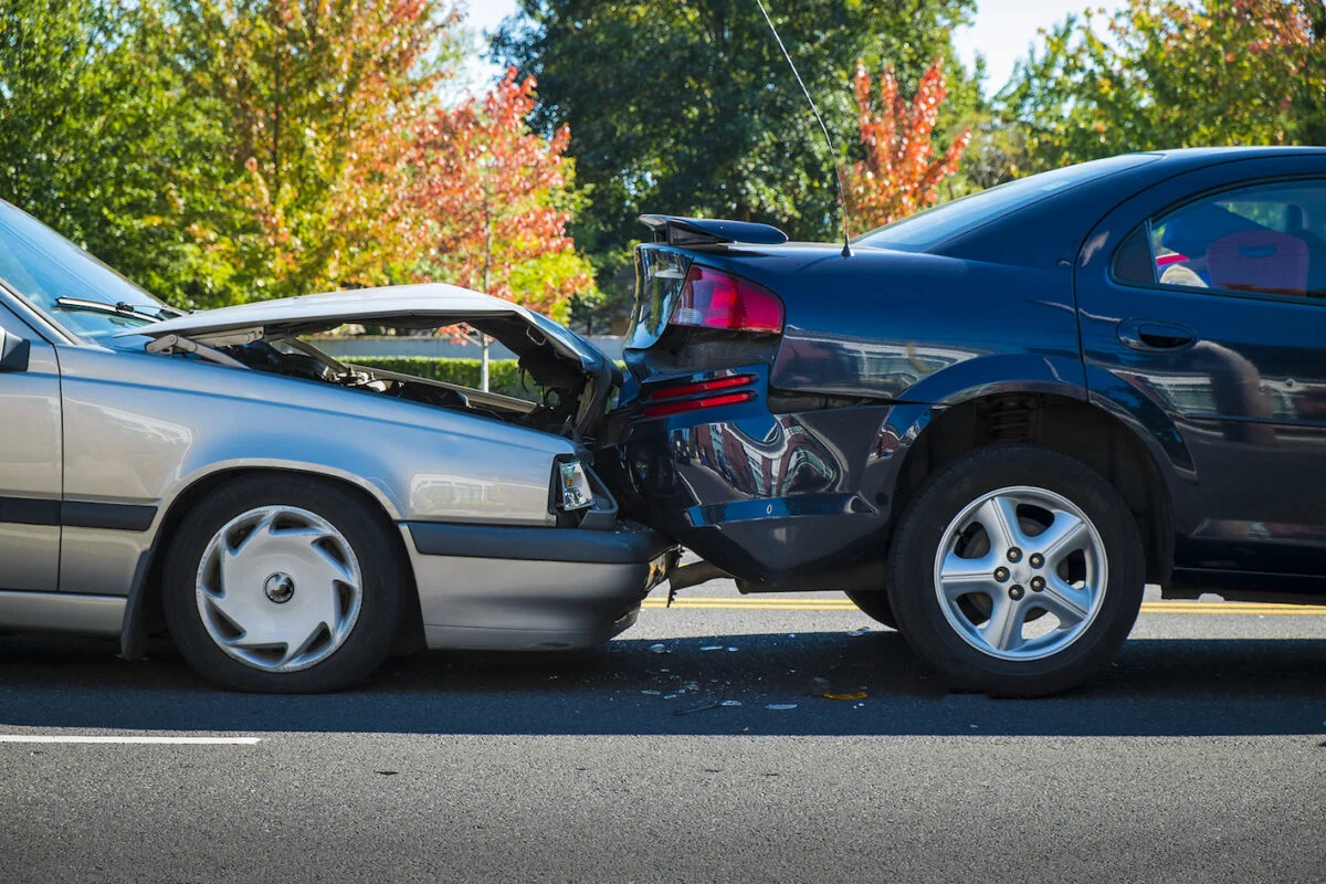 Situația care îi încaieră pe șoferi. Cine este vinovat pentru un astfel de accident rutier. Video