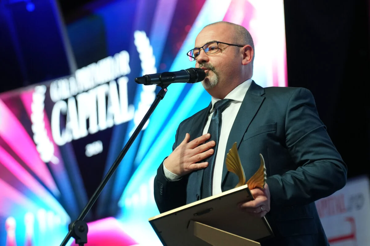 Educația financiară, pe podium la Gala Premiilor Capital. Adrian Asoltanie, premiat pentru podcastul „Viața și banii”