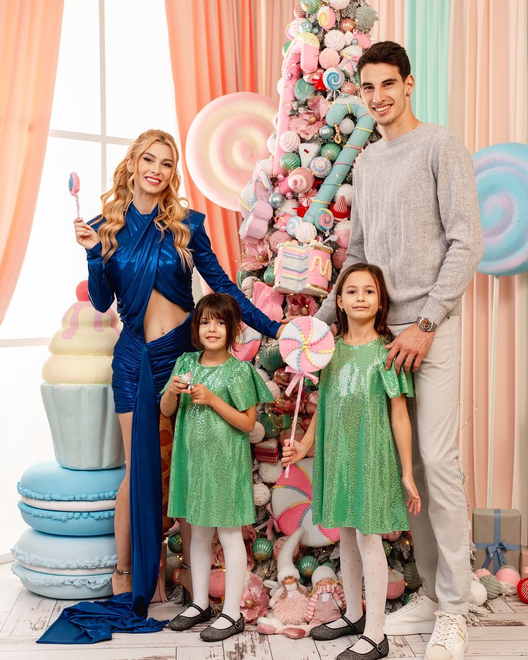 Andreea Bălan alături de fetițele sale și Victorn Cornea și Sursa foto - Instagram