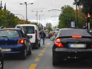 Ce riscați în Grecia dacă treceți pe culoarea roșie a semaforului. Amenzile sunt usturătoare