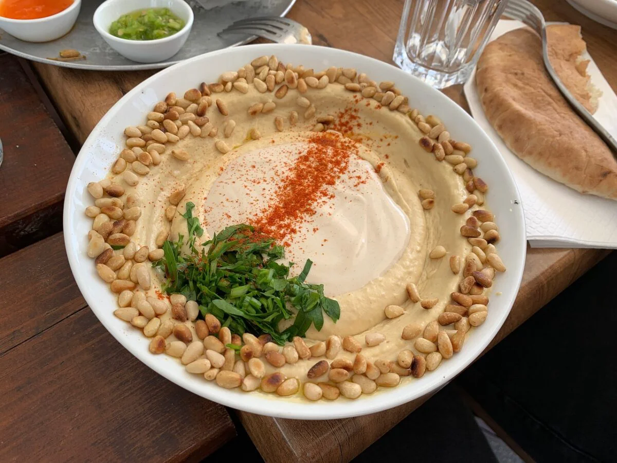 Meniu libanez de post. Hummus cu salată tabbouleh și lipii coapte