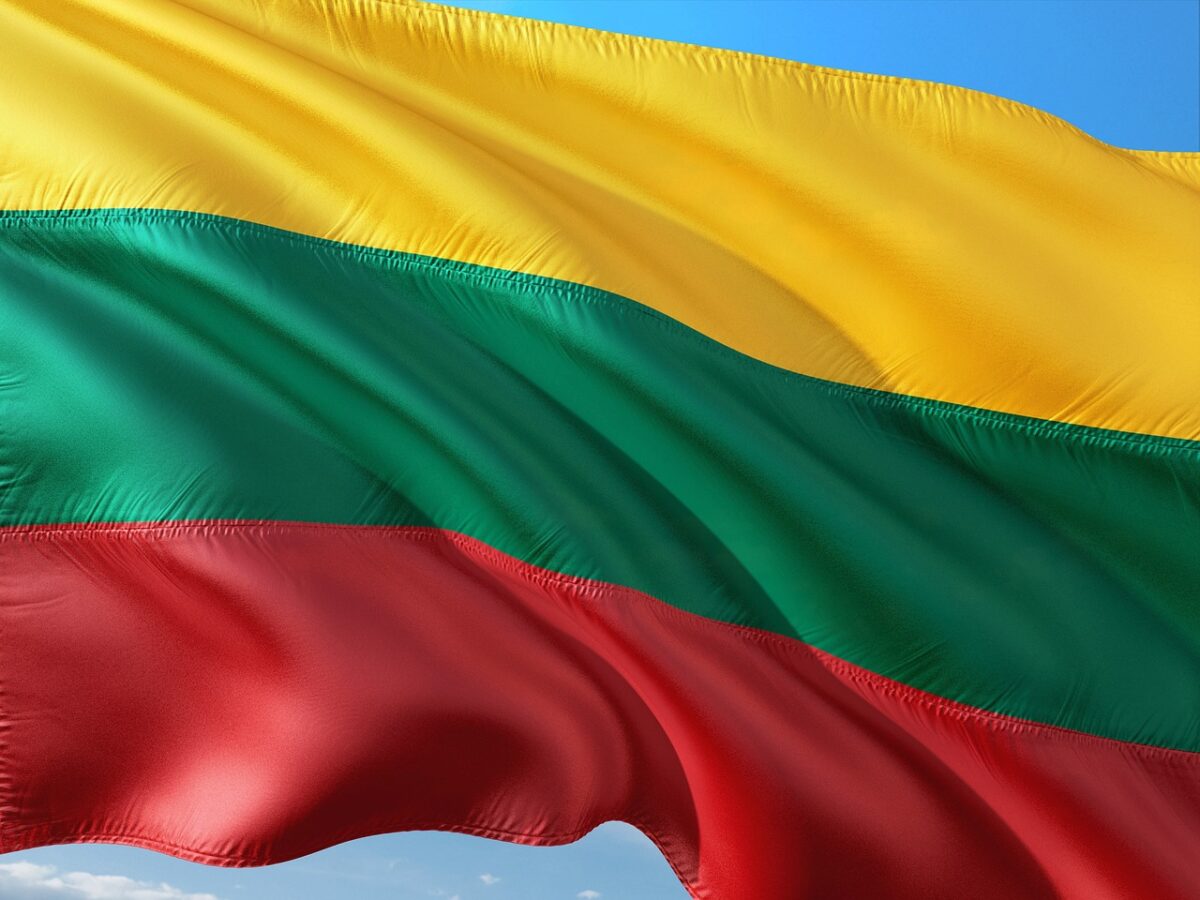 Alertă în Lituania: Premierul și șeful Parlamentului, evacuați din cauza unei drone prăbușite la granița cu Belarus