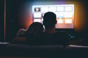 Netflix lansează filmul perfect pentru weekend. Ne regăsim toți în poveste