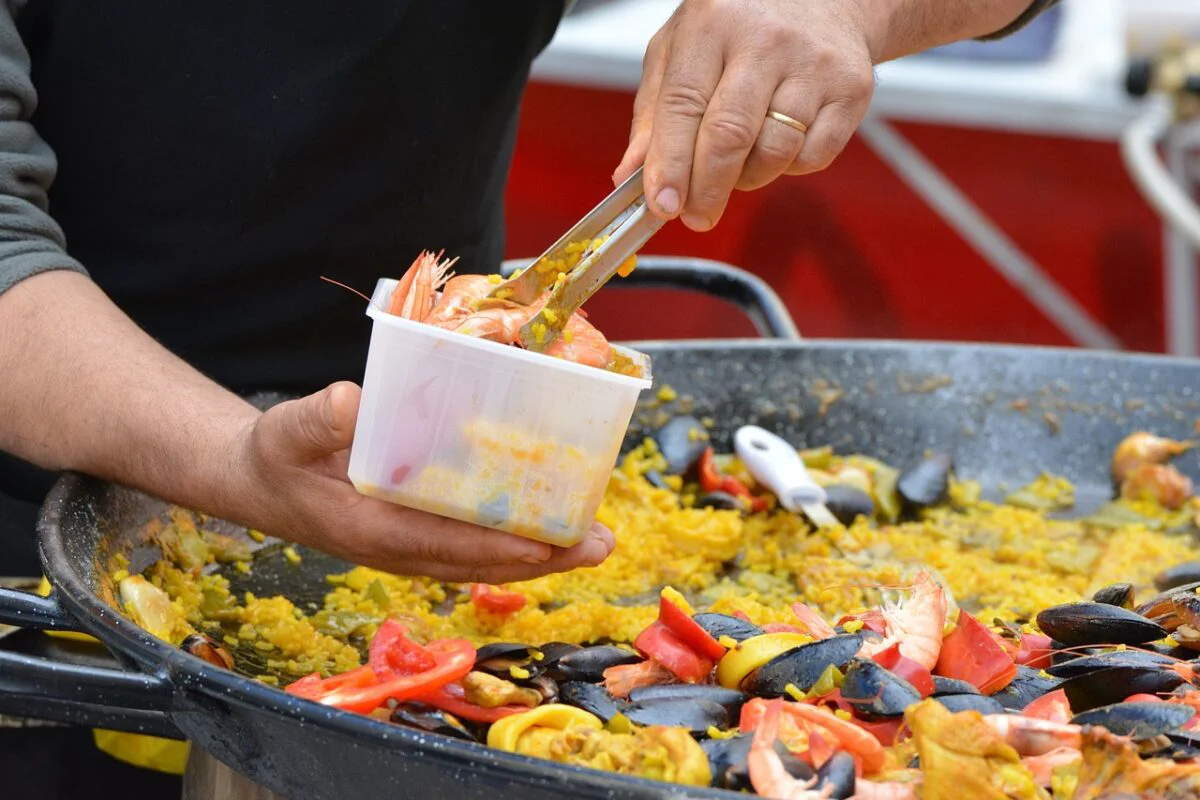 Paella Valenciana, rețeta originală. E atât de bună încât vei crede că ești în Spania