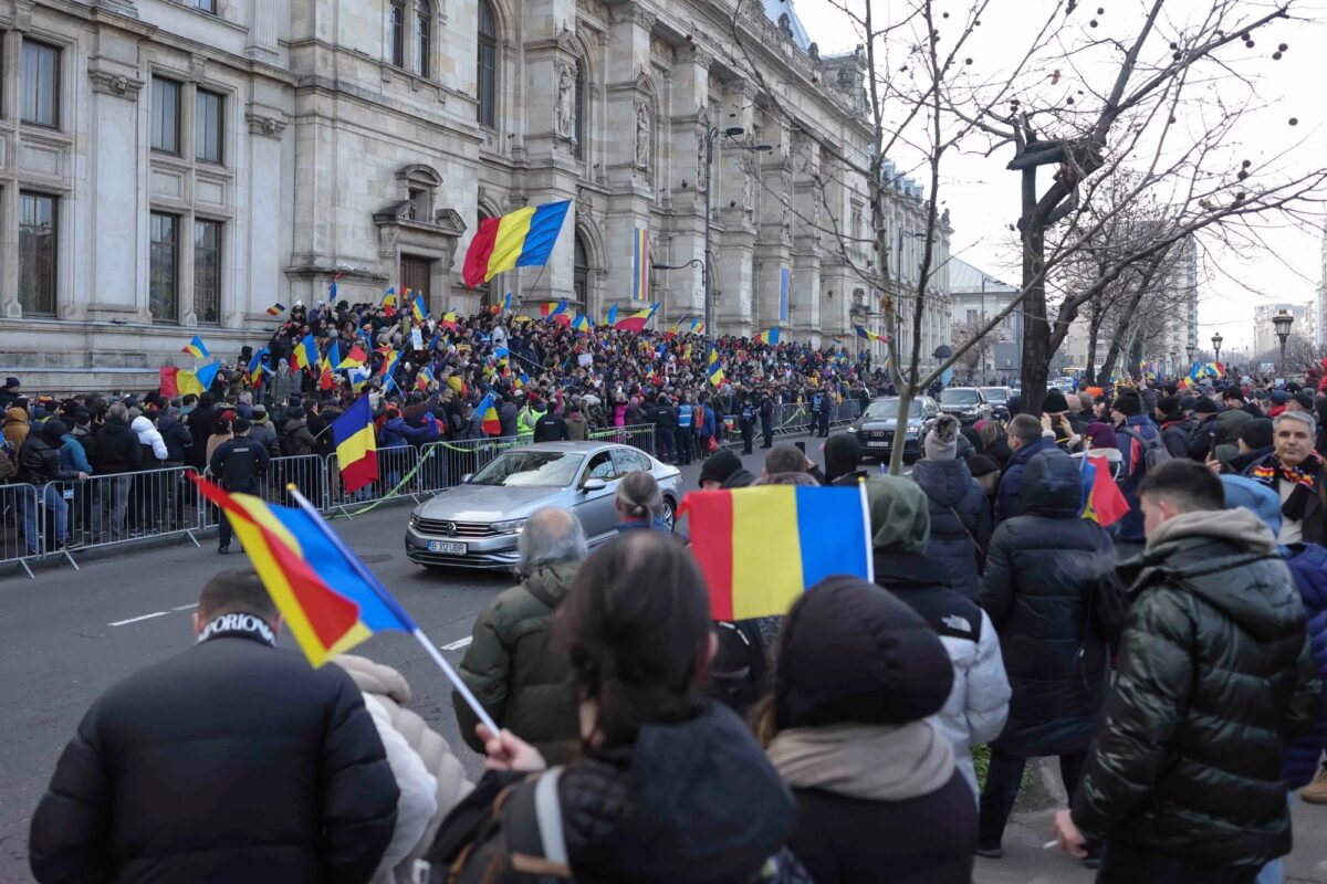 Procesul lui Călin Georgescu, amânat: Curtea de Apel București stabilește un nou termen. Proteste în fața instituției