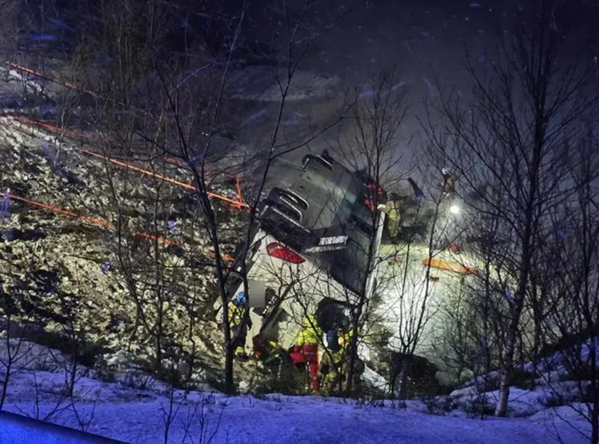 Un autobuz cu plin cu pasageri din mai multe țări a căzut într-un lac. Cel puțin trei persoane au murit. Video