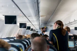 Milionar cu două neveste, scandal monstru la bord: amenințări cu violul